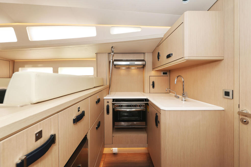 Sailing yacht 