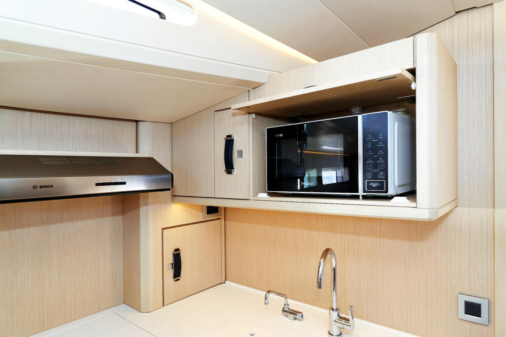 Sailing yacht 