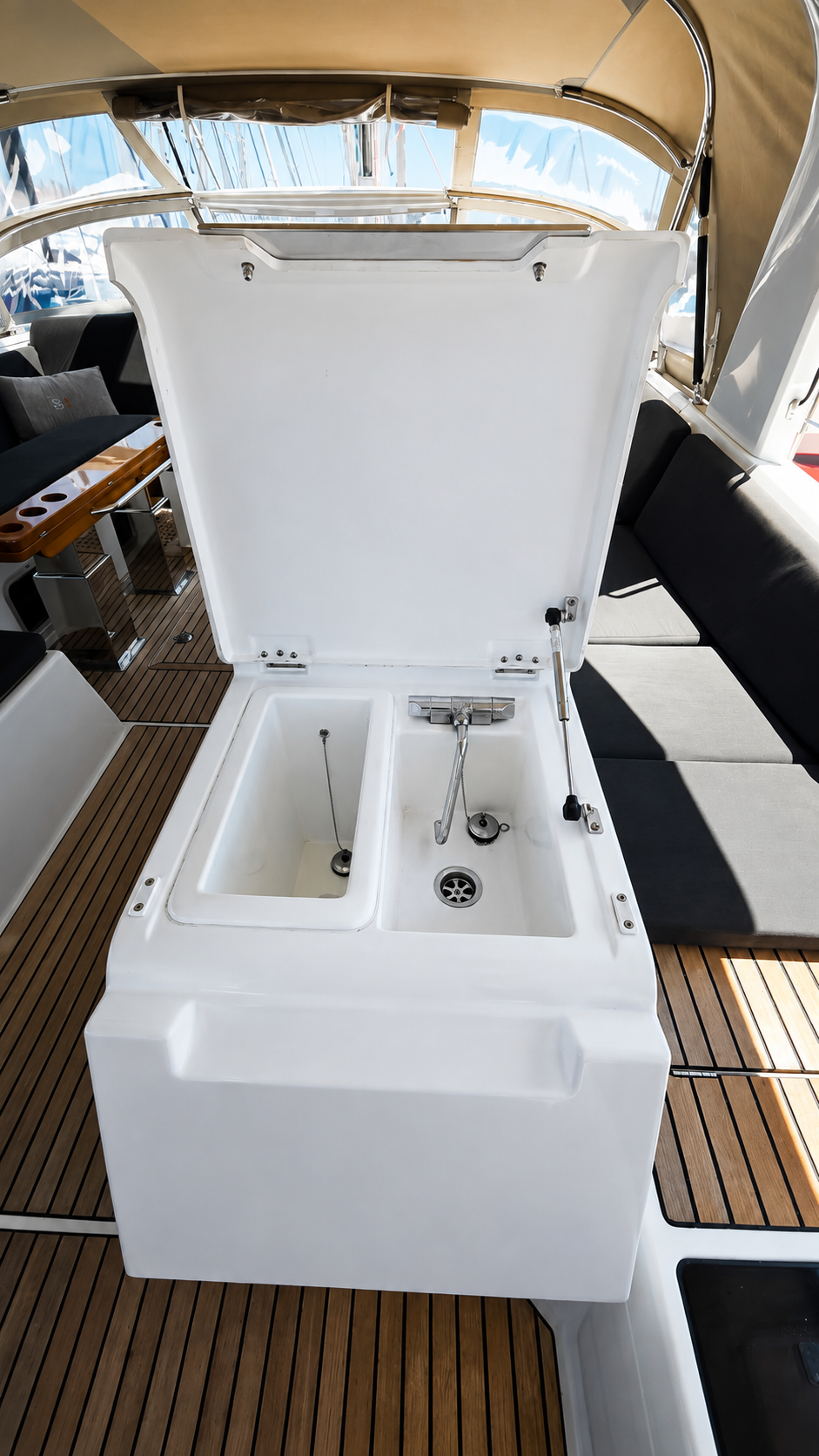 Sailing yacht 