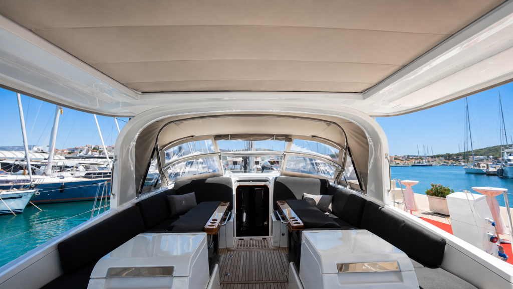 Sailing yacht 