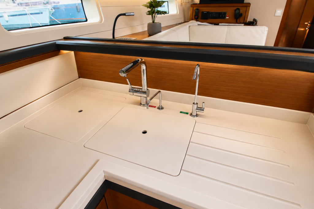 Sailing yacht 