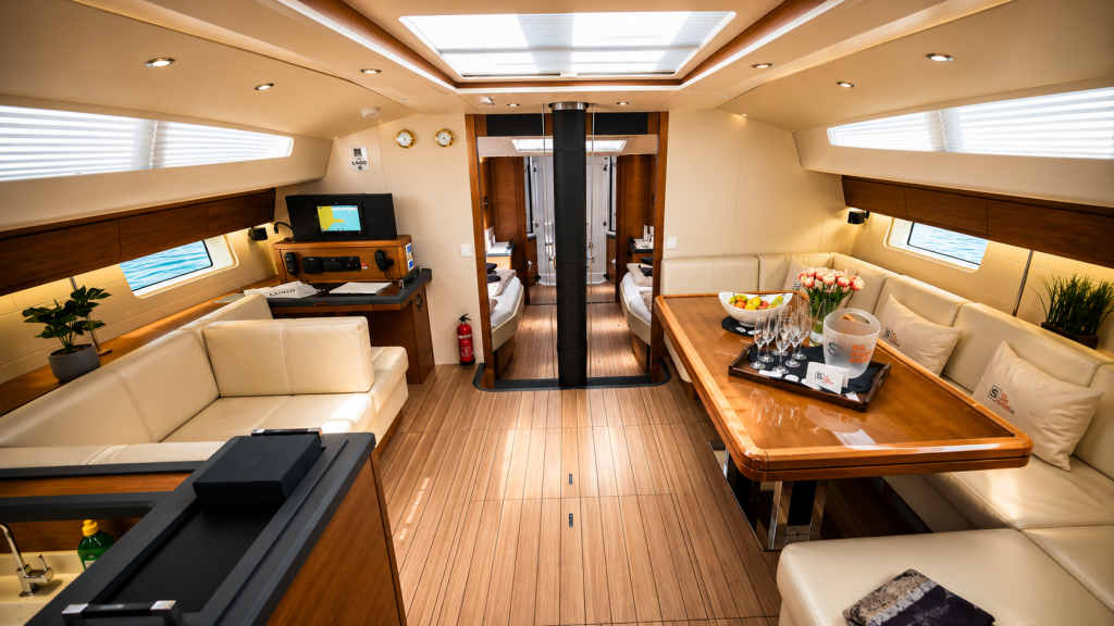 Sailing yacht 