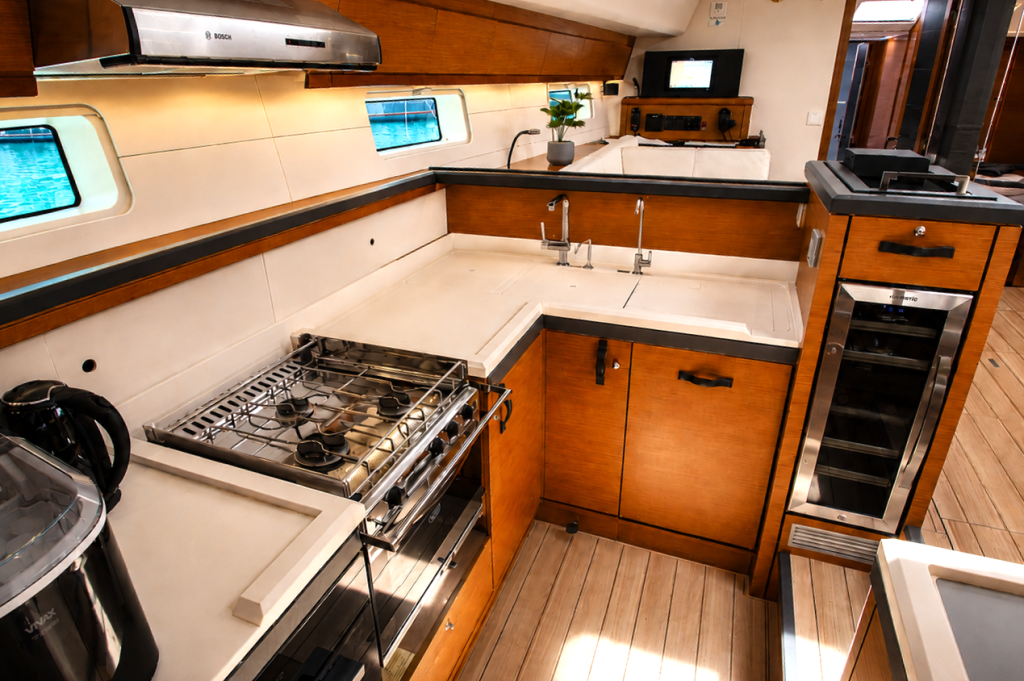 Sailing yacht 