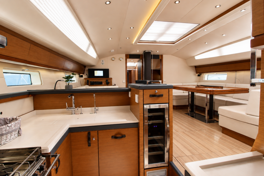 Sailing yacht 