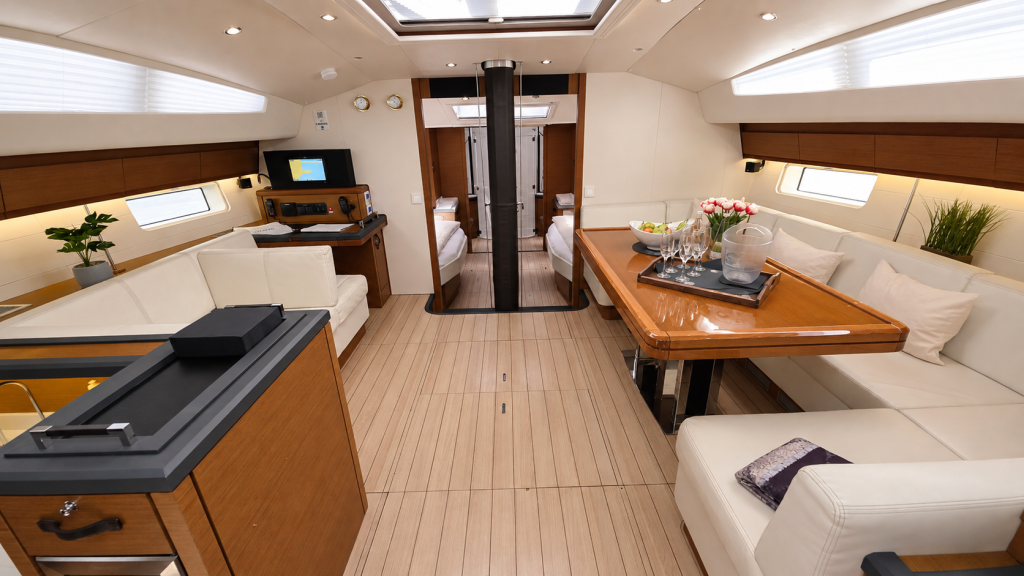 Sailing yacht 