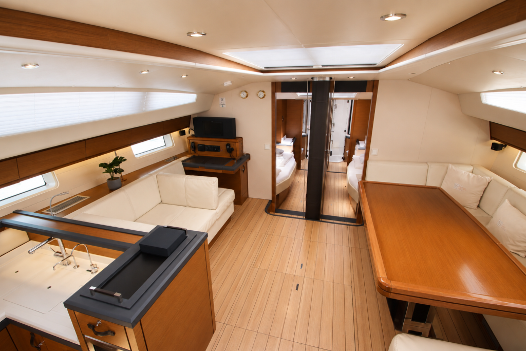 Sailing yacht 