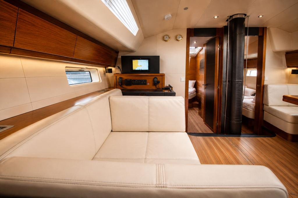 Sailing yacht 