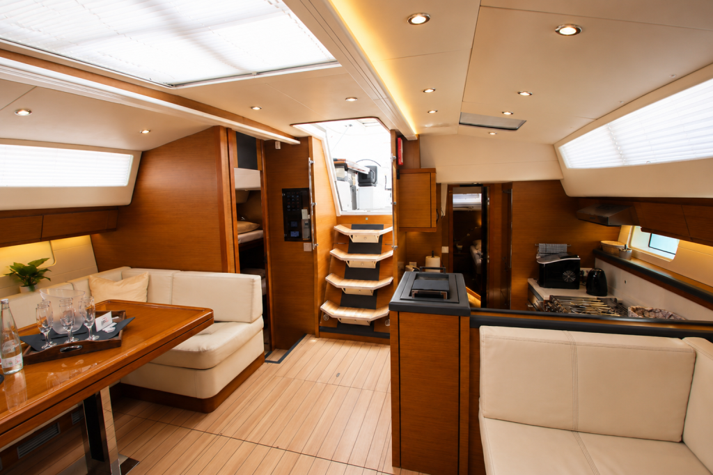 Sailing yacht 