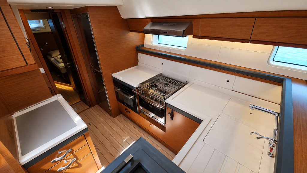 Sailing yacht 