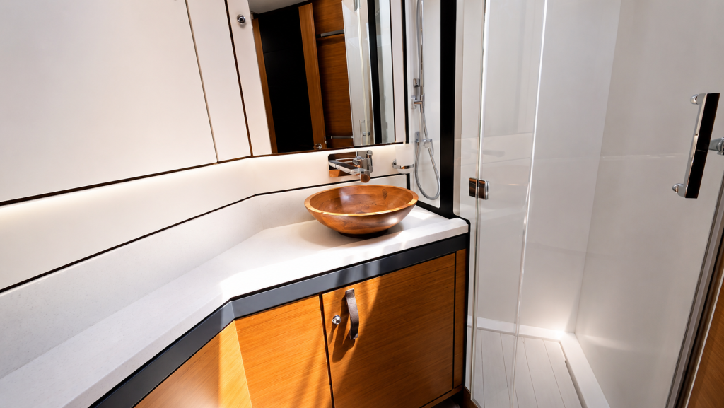 Sailing yacht 