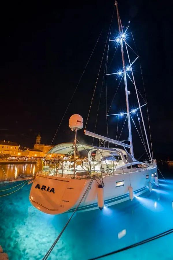 Sailing yacht 