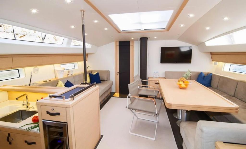Sailing yacht 
