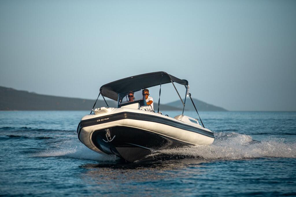 Rubber boat (R.I.B.) 