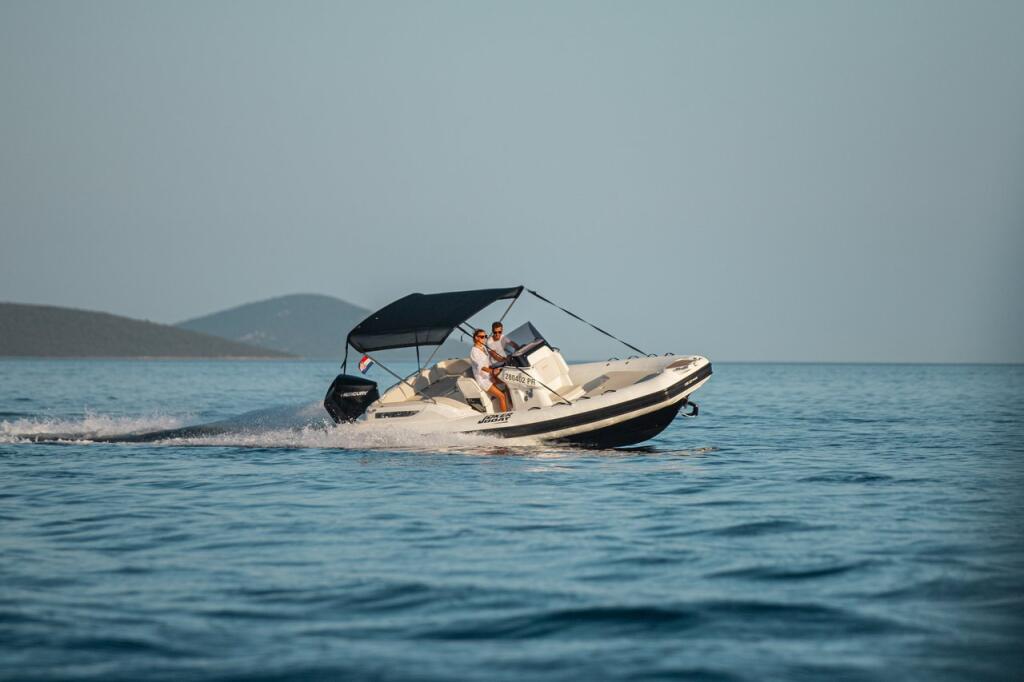 Rubber boat (R.I.B.) 