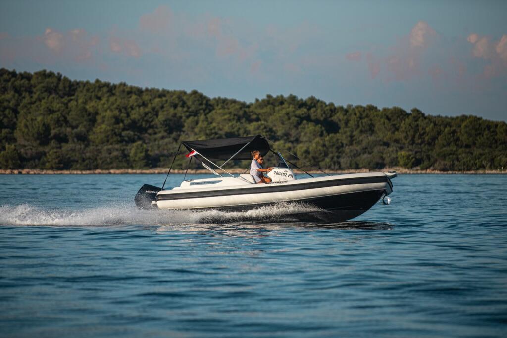Rubber boat (R.I.B.) 
