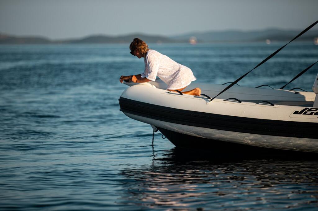 Rubber boat (R.I.B.) 