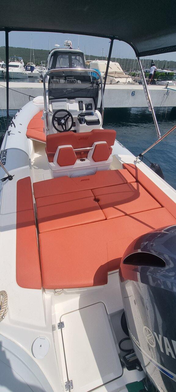 Rubber boat (R.I.B.) 