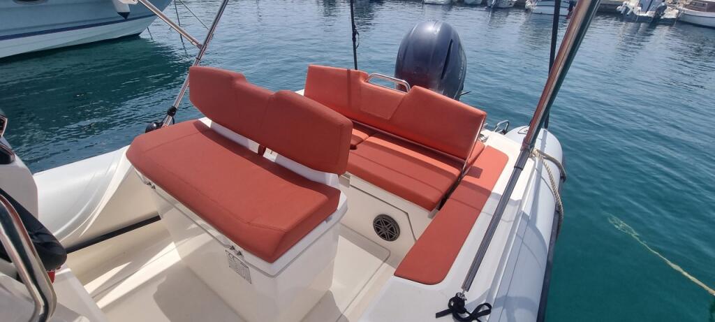 Rubber boat (R.I.B.) 