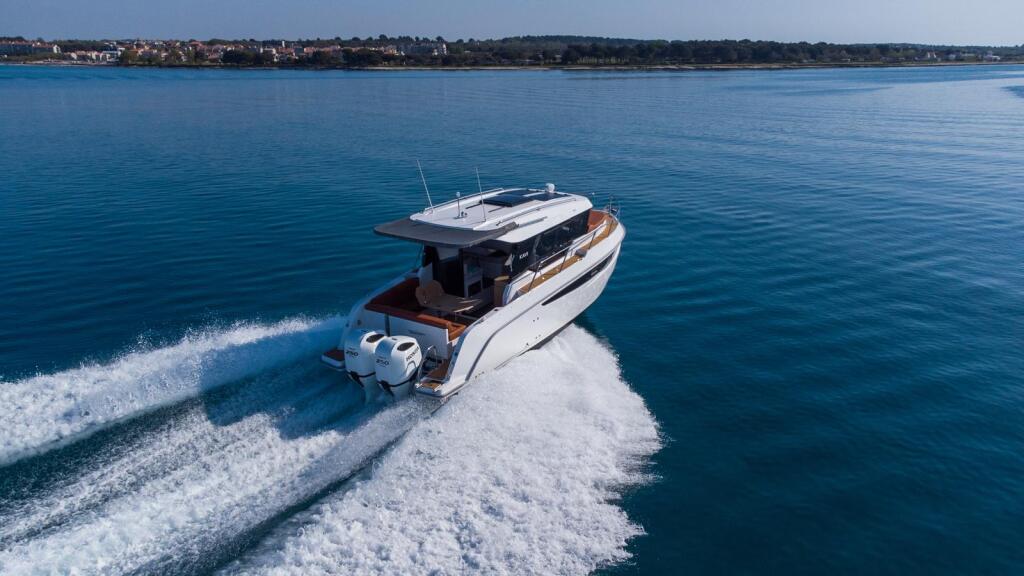 Motor boat 