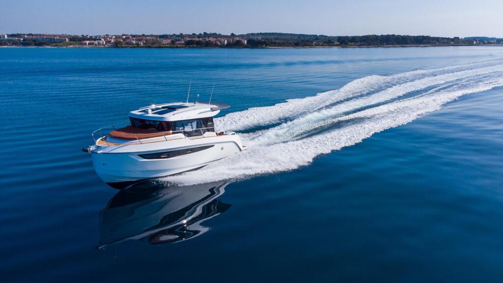 Motor boat 