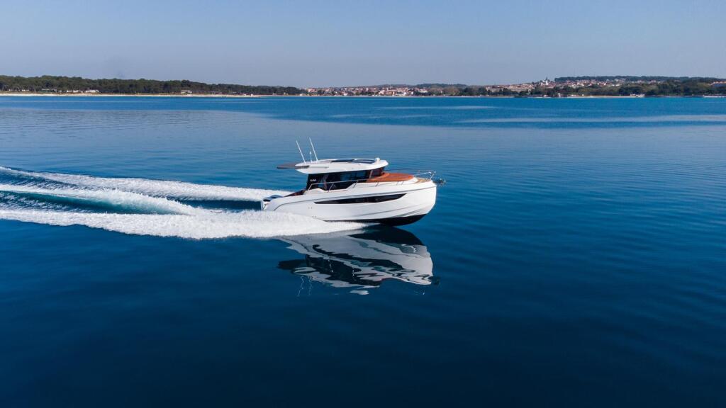 Motor boat 