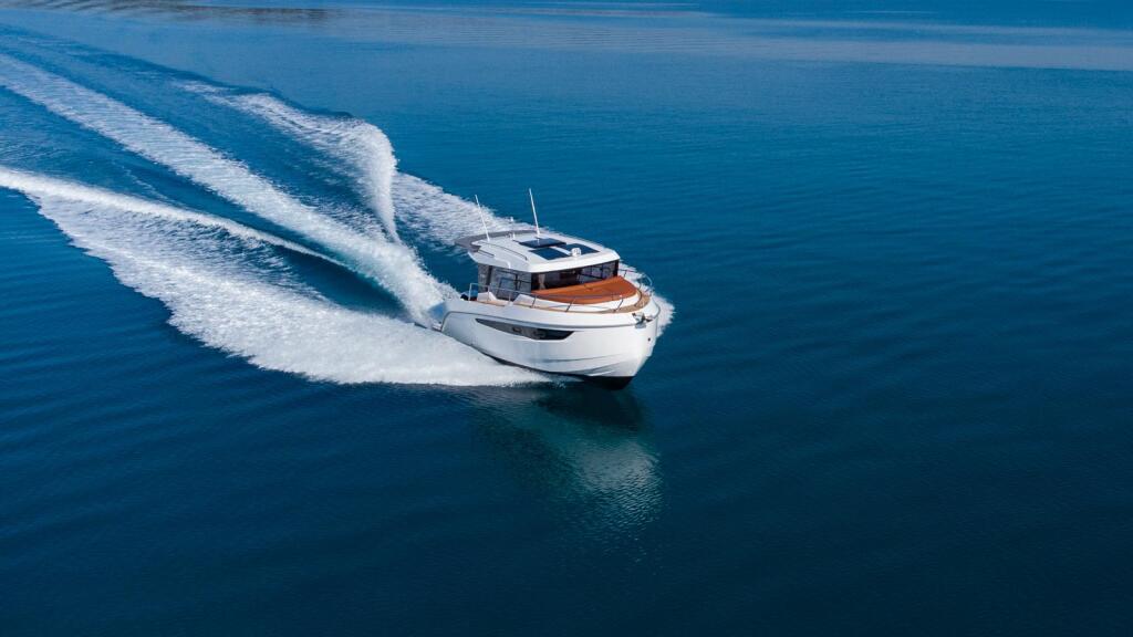Motor boat 