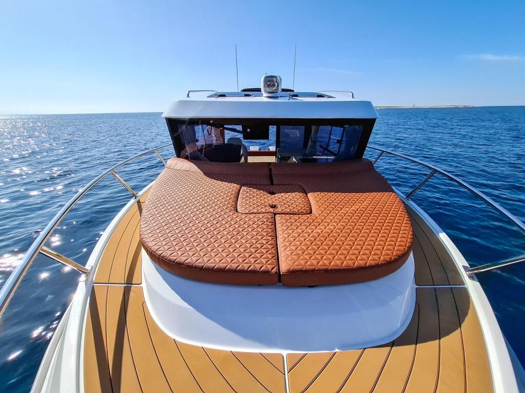 Motor boat 