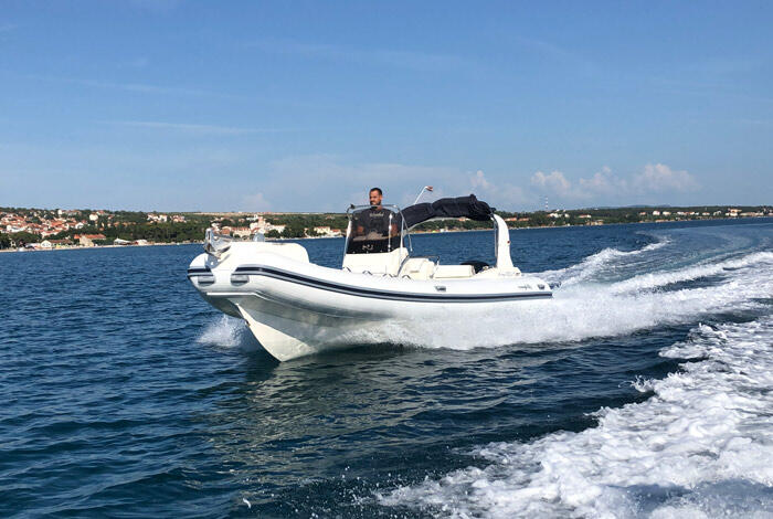 Rubber boat (R.I.B.) 
