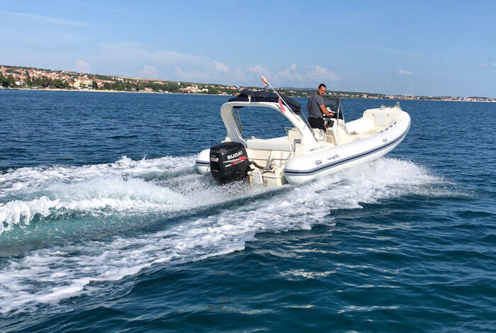 Rubber boat (R.I.B.) 