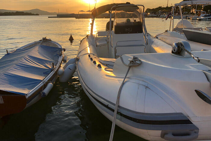 Rubber boat (R.I.B.) 