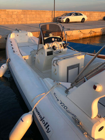 Rubber boat (R.I.B.) 
