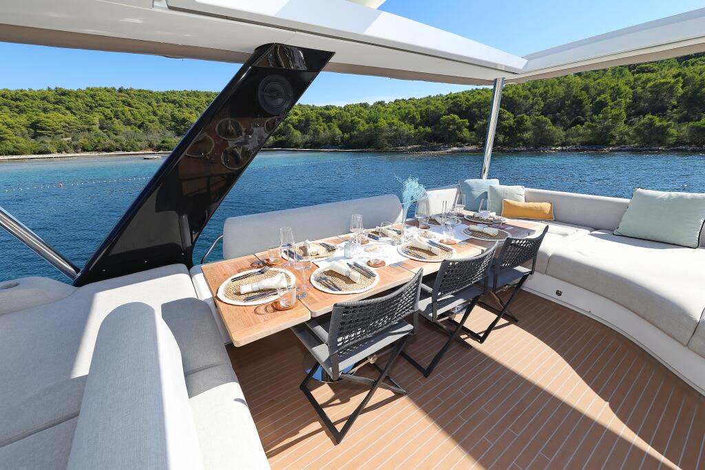 Power catamaran 