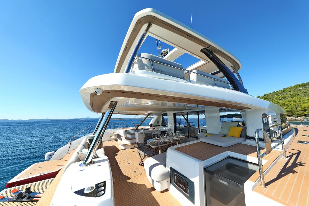 Power catamaran 