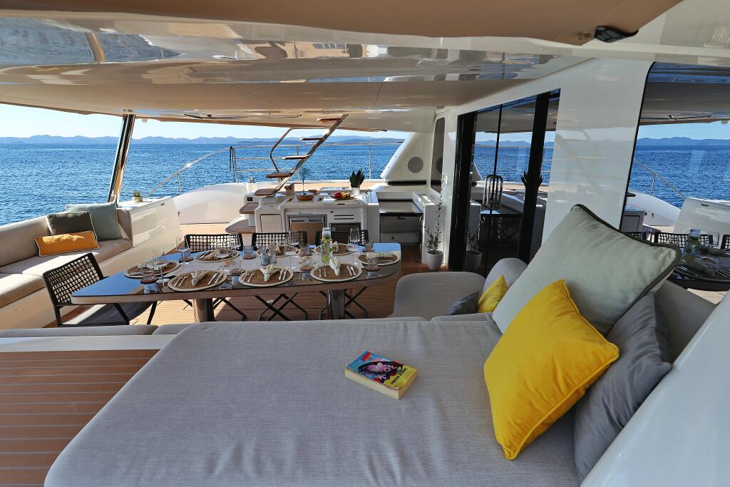 Power catamaran 