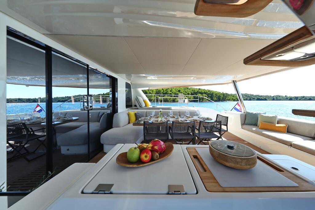 Power catamaran 