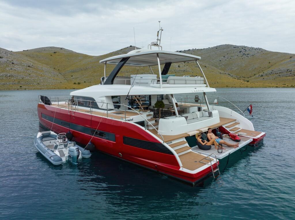 Power catamaran 