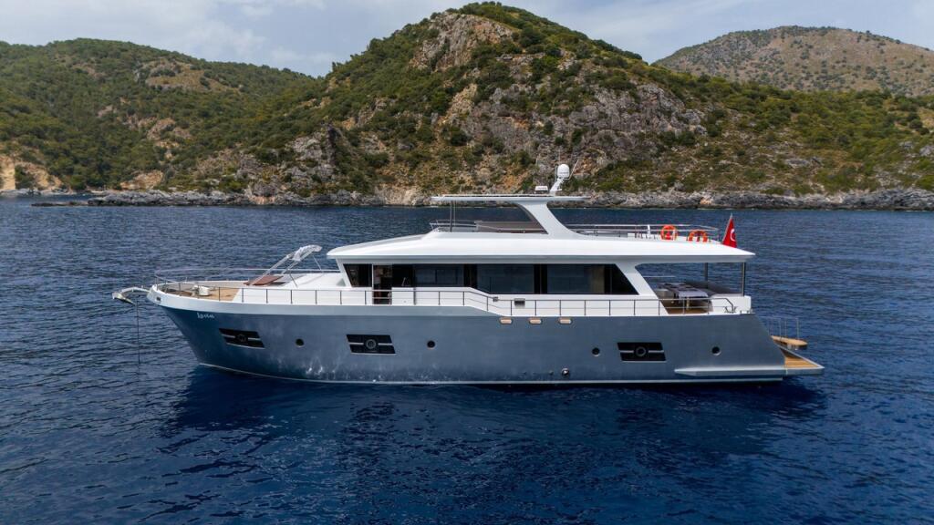 Luxury motor yacht 