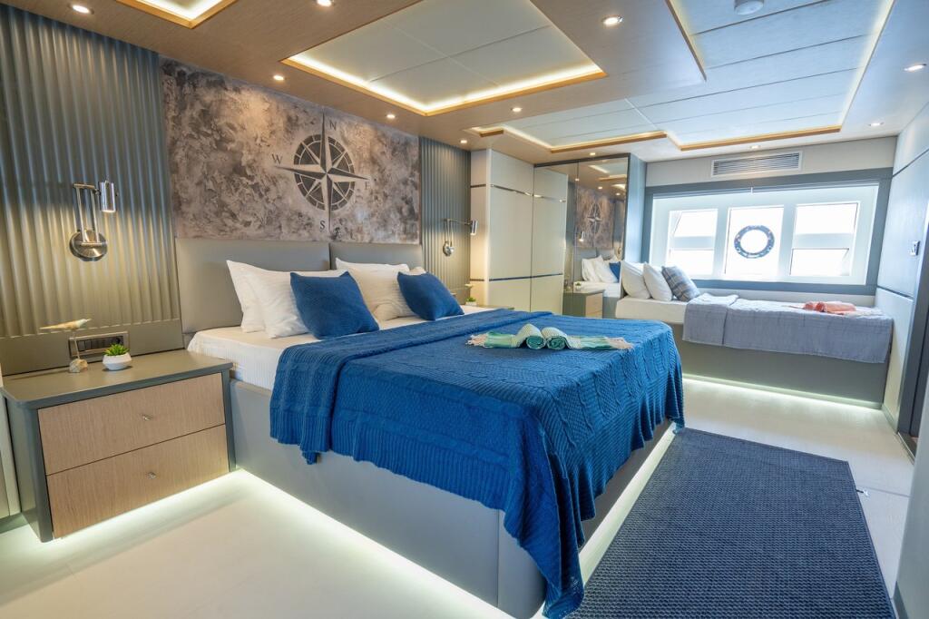 Luxury motor yacht 