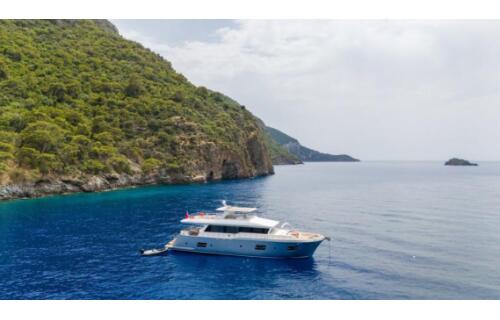Luxury motor yacht 