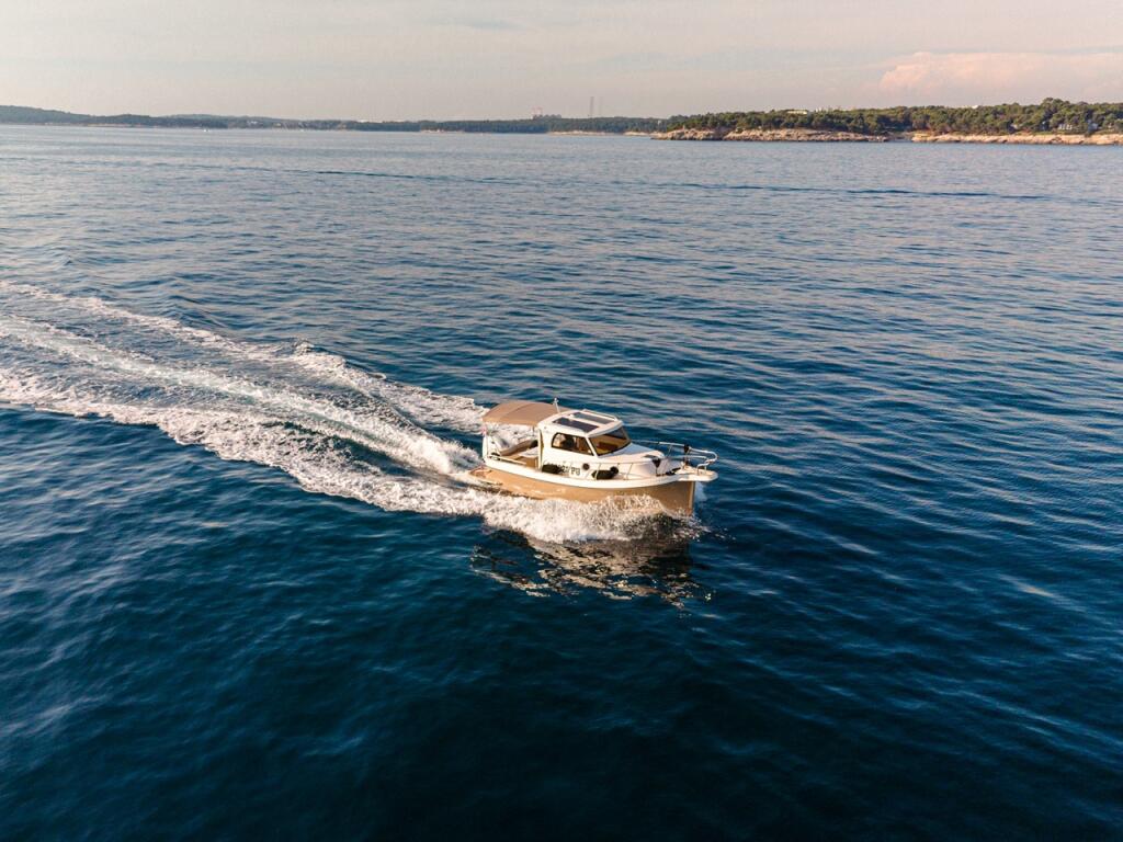 Motor boat 