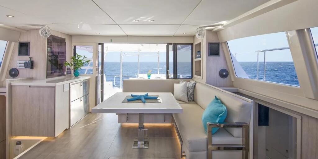 Power catamaran 