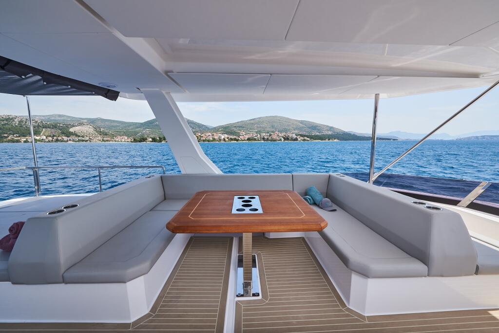 Power catamaran 