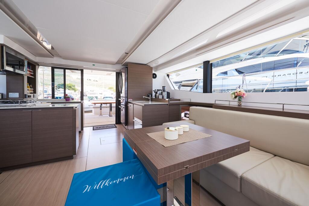 Power catamaran 