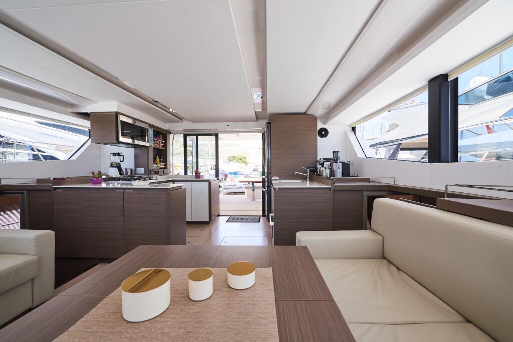 Power catamaran 