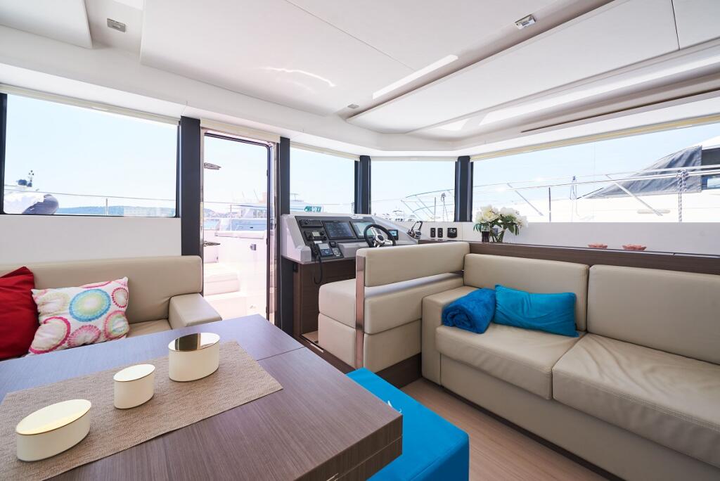 Power catamaran 