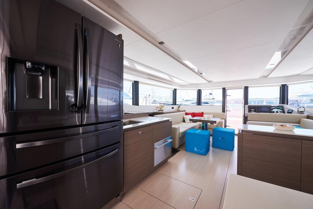 Power catamaran 