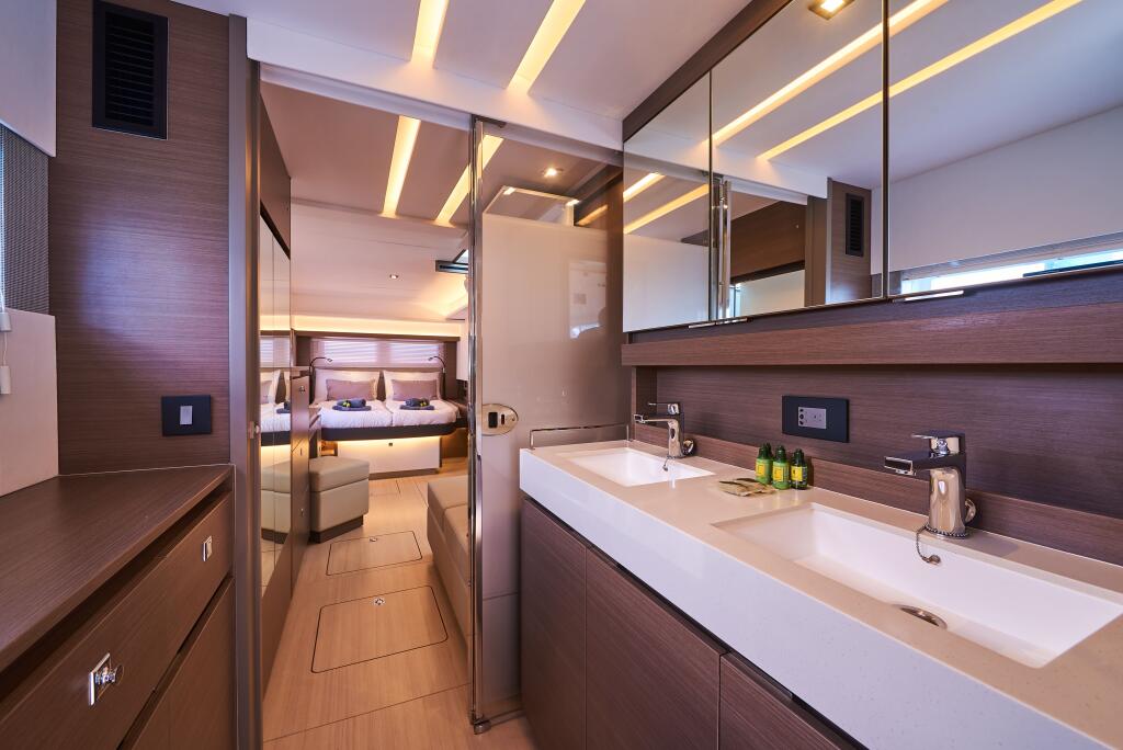Power catamaran 