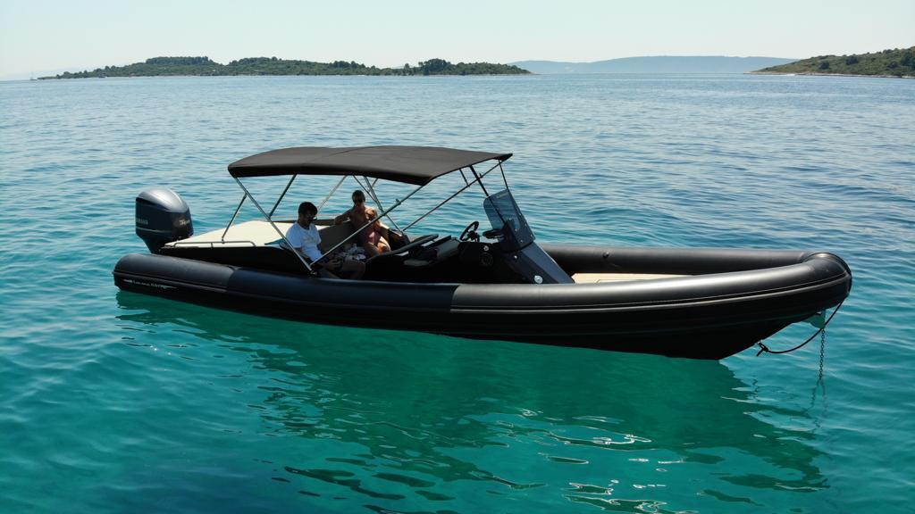 Rubber boat (R.I.B.) 