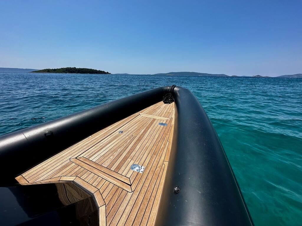 Rubber boat (R.I.B.) 