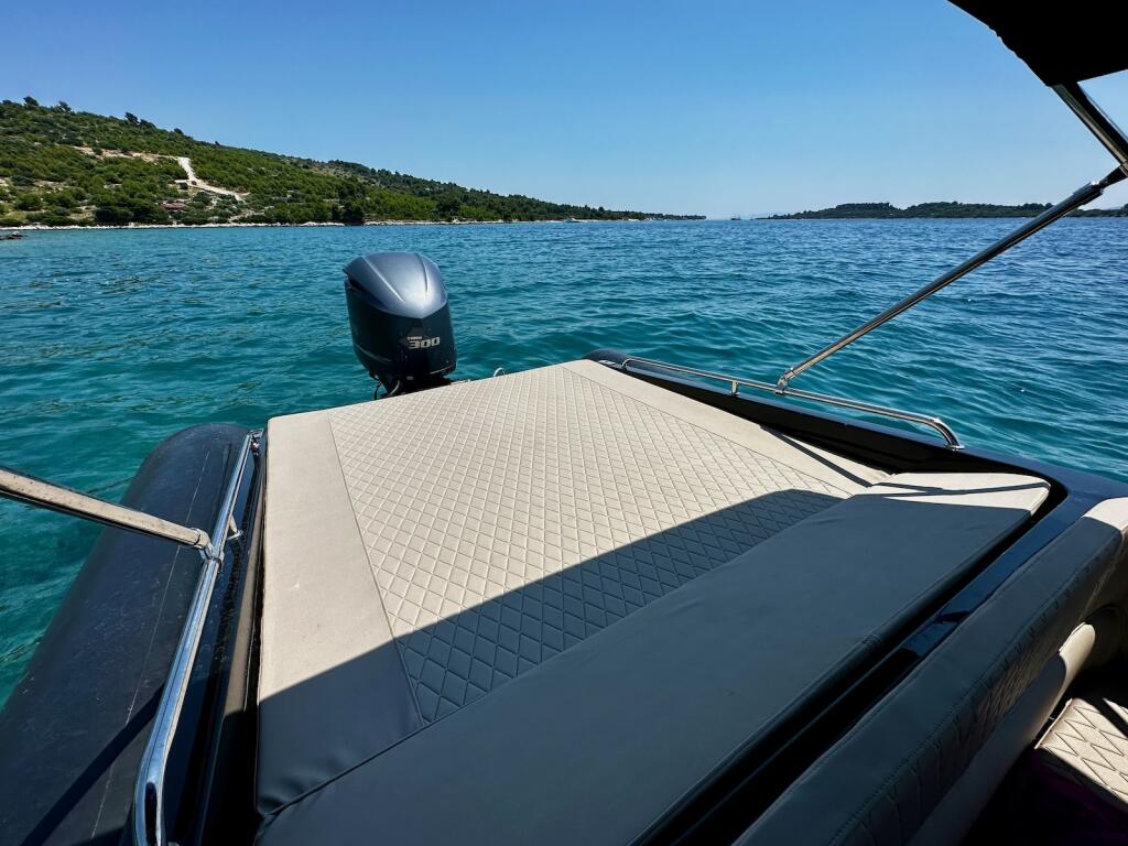 Rubber boat (R.I.B.) 